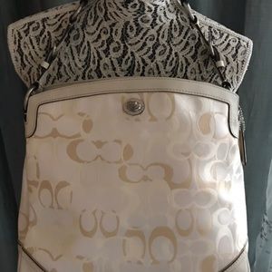 Coach Chelsea Large Signature Hobo